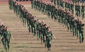 女大学生军训练“匕首操”：以后可防身