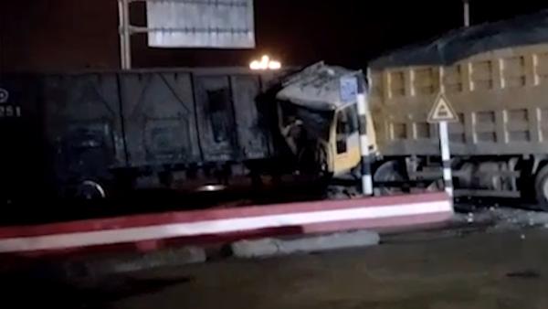 火车行驶中遭货车撞击，两车厢脱节