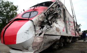 台铁出轨事故致18死190伤，台湾“交通部长”引咎辞职
