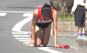 19岁女孩接力赛跌倒，跪爬200米交棒