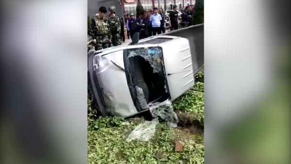 台州违建户驾车冲撞拆迁人员，共4人伤