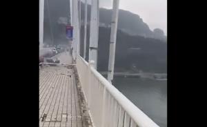 媒体：重庆万州一大巴车坠江，政府正组织救援