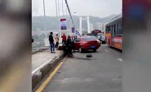重庆万州一大巴与轿车相撞后冲破护栏掉入长江，伤亡暂时不明