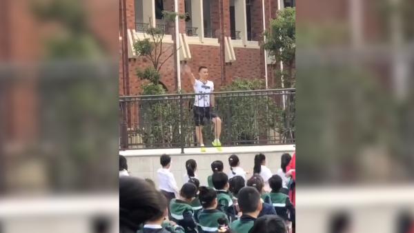上海一小学老师课间操领学生齐跳海草舞