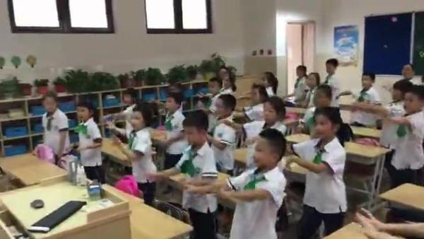 体育老师领头，上海小学生跳起了海草舞