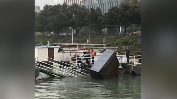 重庆一广场浮桥突断裂，维修工踩滑落水