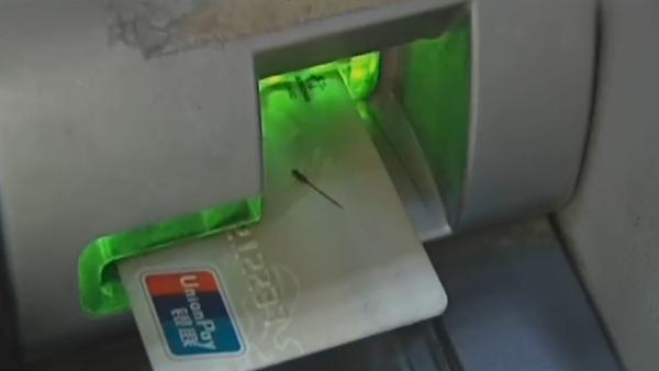 ATM汇款被吞，女子意外躲过电信诈骗