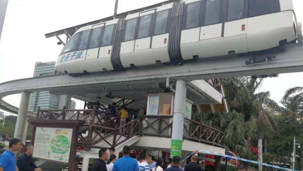 深圳欢乐谷两游览车空中相撞，多人受伤
