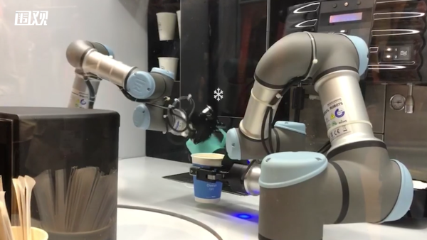 探营进博会︱机器人两分钟做出美味咖啡
