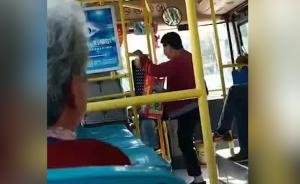 公交司機(jī)遭大媽腳踹,雙方車內(nèi)對(duì)罵