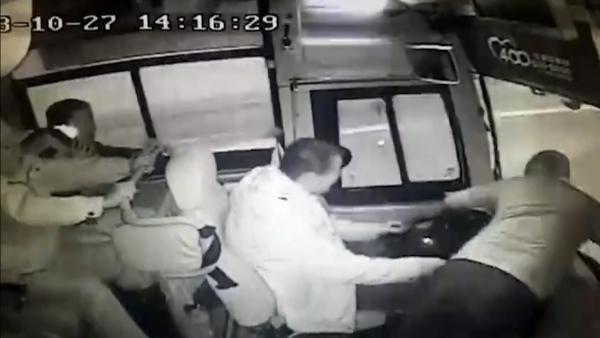 男子吸烟被制止打司机，车失控乘客尖叫
