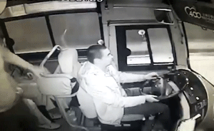男子吸烟被制止打司机，车失控乘客尖叫