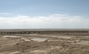 最长“沙漠公路”京新高速，如利剑般劈开沙漠荒原