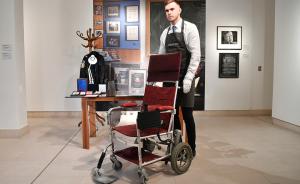 霍金轮椅和论文等22件遗物共拍得上百万英镑