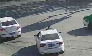 黑車司機駕車拖行交警，被逼停后仍逃逸