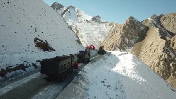 新藏线现五公里结冰路段，武警鏖战抢通