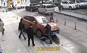 杭州女子蹲地上看手机被卷入车底，20秒内大批市民自发营救