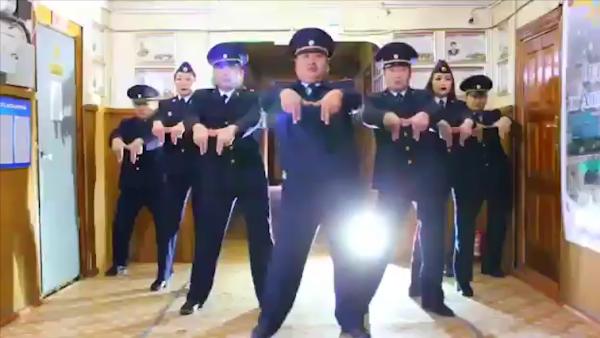 跳起来！快看俄罗斯警察的魔性舞蹈