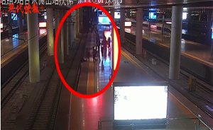女子为吓唬男友在高铁进站时跳下站台，刚被拉上来车头驶过