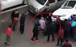 奶奶被車撞拋出3歲孫,市民抬車救