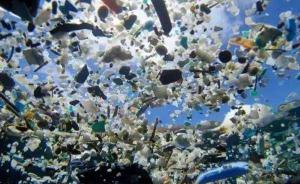阻击微塑料污染，科学家建议改变材料本质和回收方法