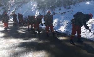 洪峰过境甘孜毁道路，消防徒步进村清淤