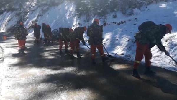 洪峰过境甘孜毁道路，消防徒步进村清淤