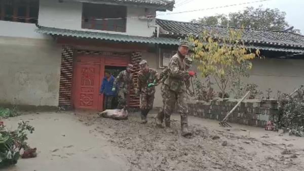 泄流洪峰过境后，迪庆村民组织恢复生产