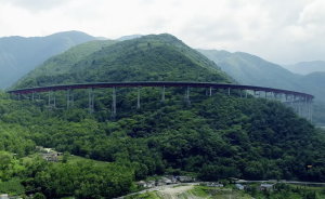干海子大桥：建在地震带上的“过山车”