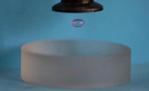 中国科学家让水滴穿上“铠甲”：成理想微型生物或化学反应器