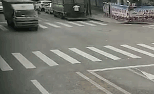 兒童疑急加速闖紅燈被撞身亡,家長目睹