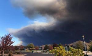 连线丨加州山火中的天堂镇居民：“看着烟雾把天空慢慢染黑”