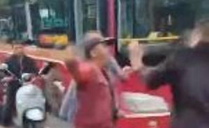 南宁一公交司机和私家车主因变道引发持械斗殴，均被拘留