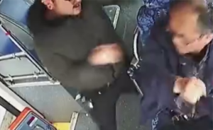 长沙一男子殴打公交车司机被刑拘：不满司机服务态度