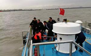 一货船在长江江面翻沉，2名落水者被开往上海崇明的客轮救起