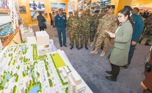 外军学员参观改革开放40年展：中国军队越强对世界贡献越大