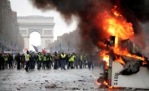 法国十万人抗议油价上涨，巴黎陷入巷战