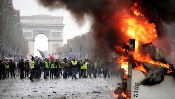 法国十万人抗议油价上涨，巴黎陷入巷战