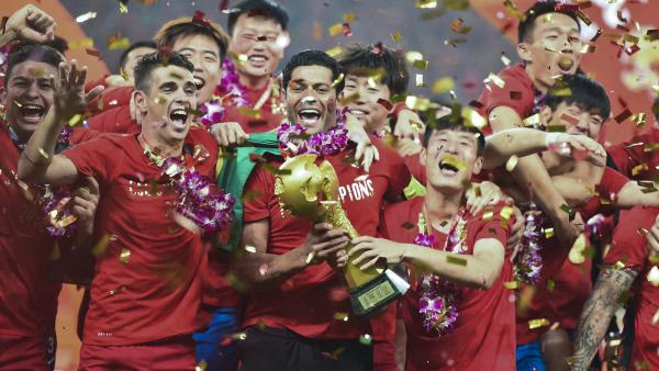 上港加冕冠军，这是上海足球骄傲的夜晚