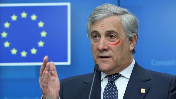 反家庭暴力，欧洲议长当众用口红画红线