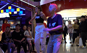 玩跳舞机，跟00后尬舞，67岁武汉大爷成电玩城网红