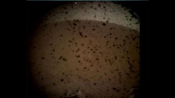 洞察号登陆火星，这是传回的首张照片
