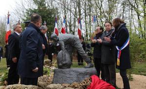 一战中国劳工雕塑在法国圣康坦市揭幕