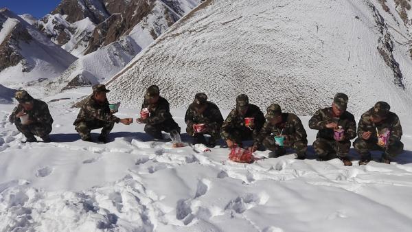 暴雪阻断新藏线，进藏游客滞留4天