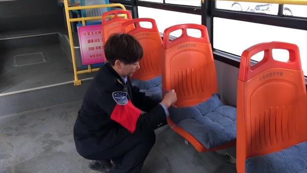 连续九年，公交司机自费给车装坐垫