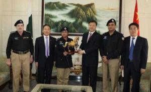 中国驻巴基斯坦卡拉奇总领事会见英勇护卫中领馆的女警察