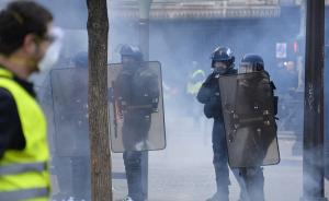 巴黎警方使用催泪瓦斯驱赶“黄背心”抗议者，逮捕107人