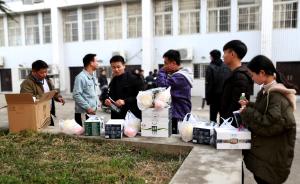考研在即，安庆师大一学院给230余名学生送牛奶水果加油