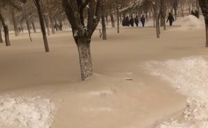 新疆多地降下“黄雪”，气象台：西北风与沙尘共同制造