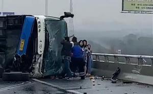江苏南通载50人大客车在沈海高速侧翻，4人受伤